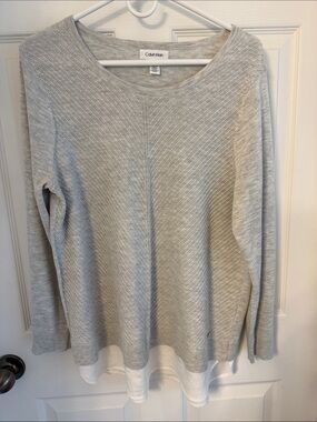 Calvin Klein lightweight sweater features a stylish layered white hem detail szL
